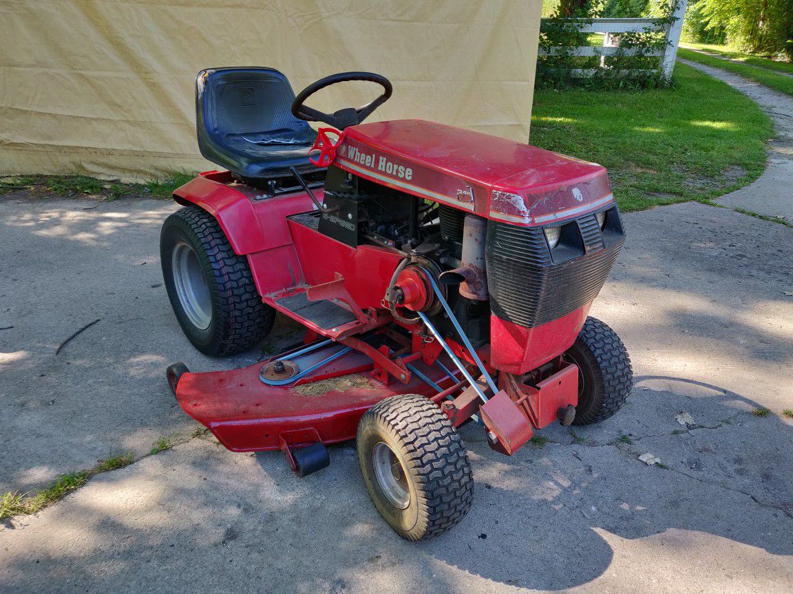 Lawn tractor - Wheel Horse 312-8