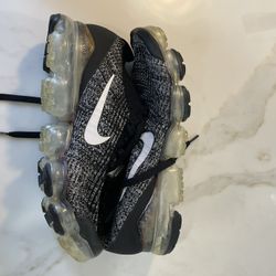 Nike Air VaporMax Flyknit Black White | Men’s Size 10.5 | Running Sneakers | Comfortable & Stylish
