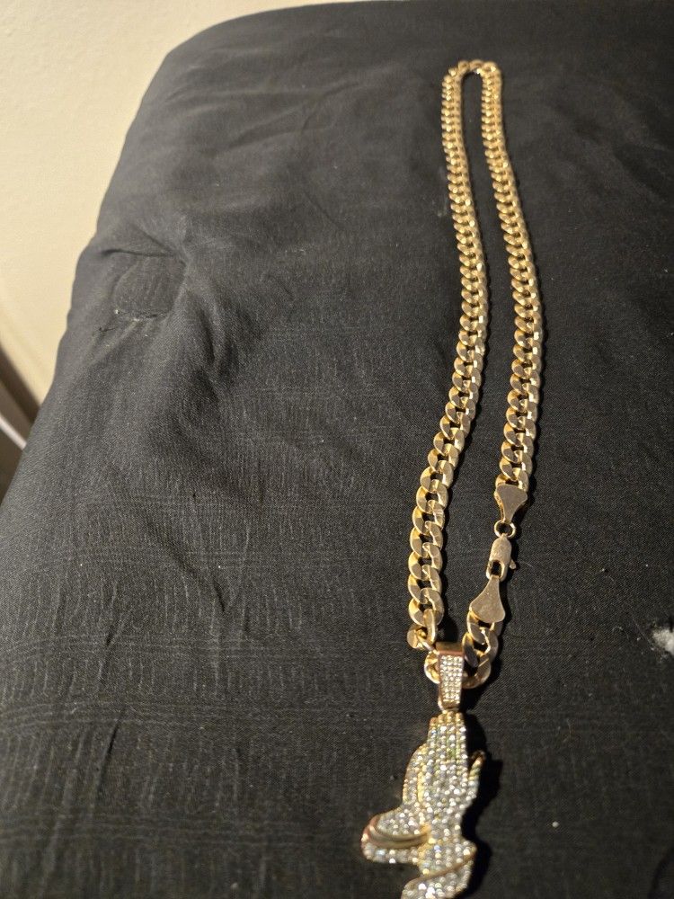 Selling This Chain With Pendant