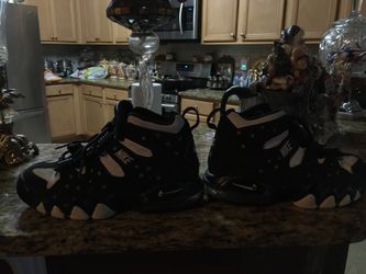 Nike air max’s black and white size 4