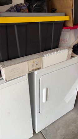 Set of two wall shelves