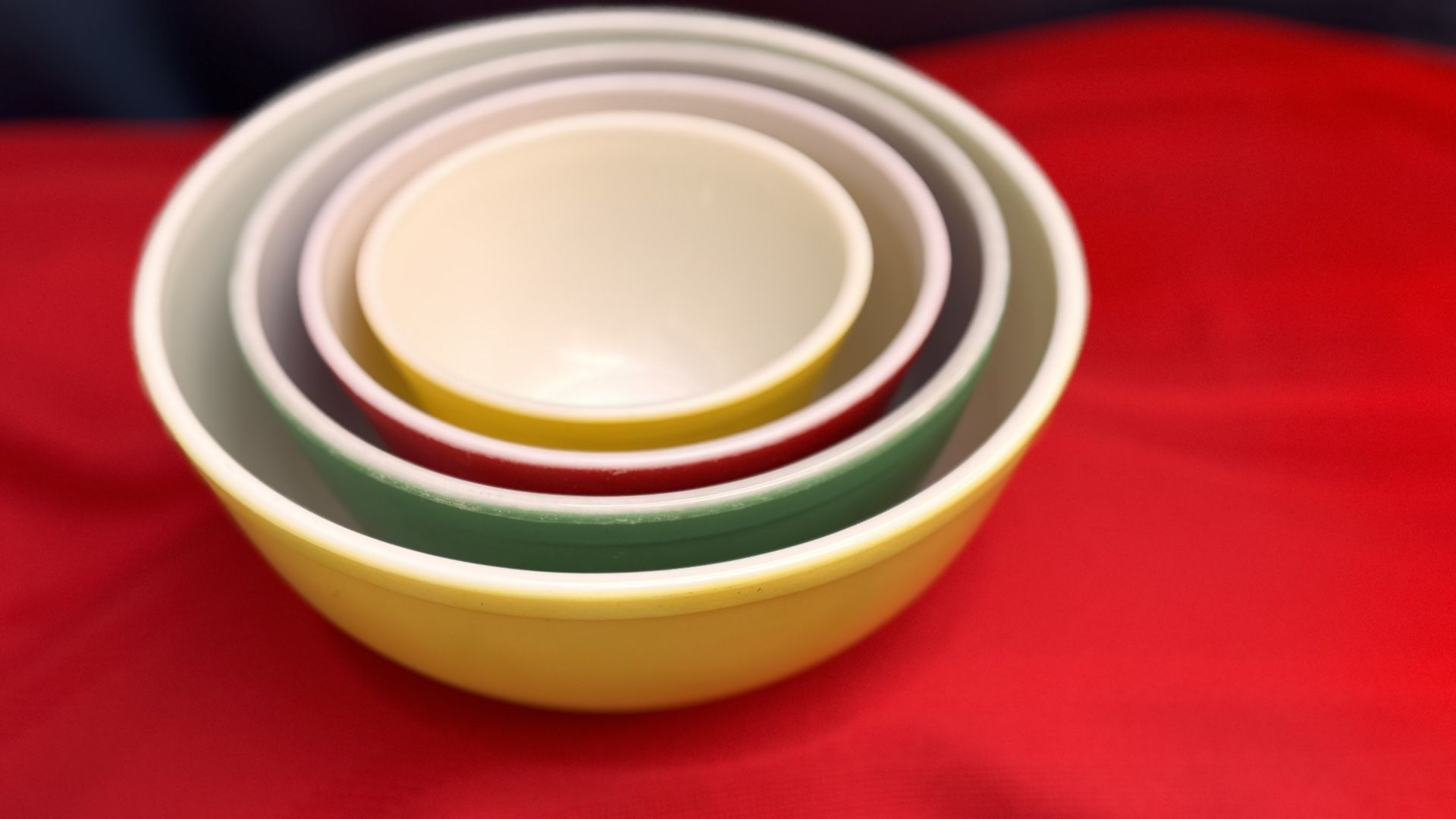 Vintage 1950s Pyrex Primary Color Mixing Bowls Set.