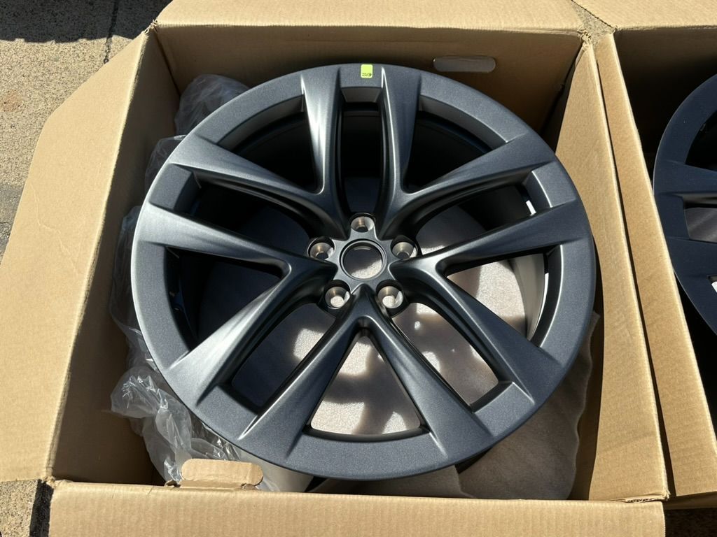 (1) Original 2023 Tesla Model S Plaid FRONT WHEEL 21x9.5 5x120