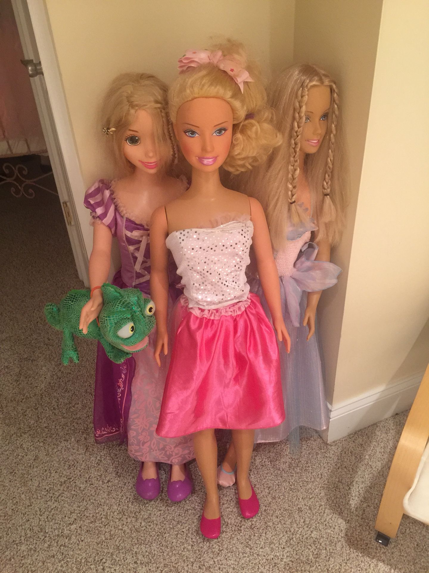 Kedelig Reorganisere Forhandle 5 LIFE SIZE BARBIE DOLLS FROZEN PRINCESS ANNA SWAN LAKE PRINCESS ELSA for  Sale in Trumbull, CT - OfferUp