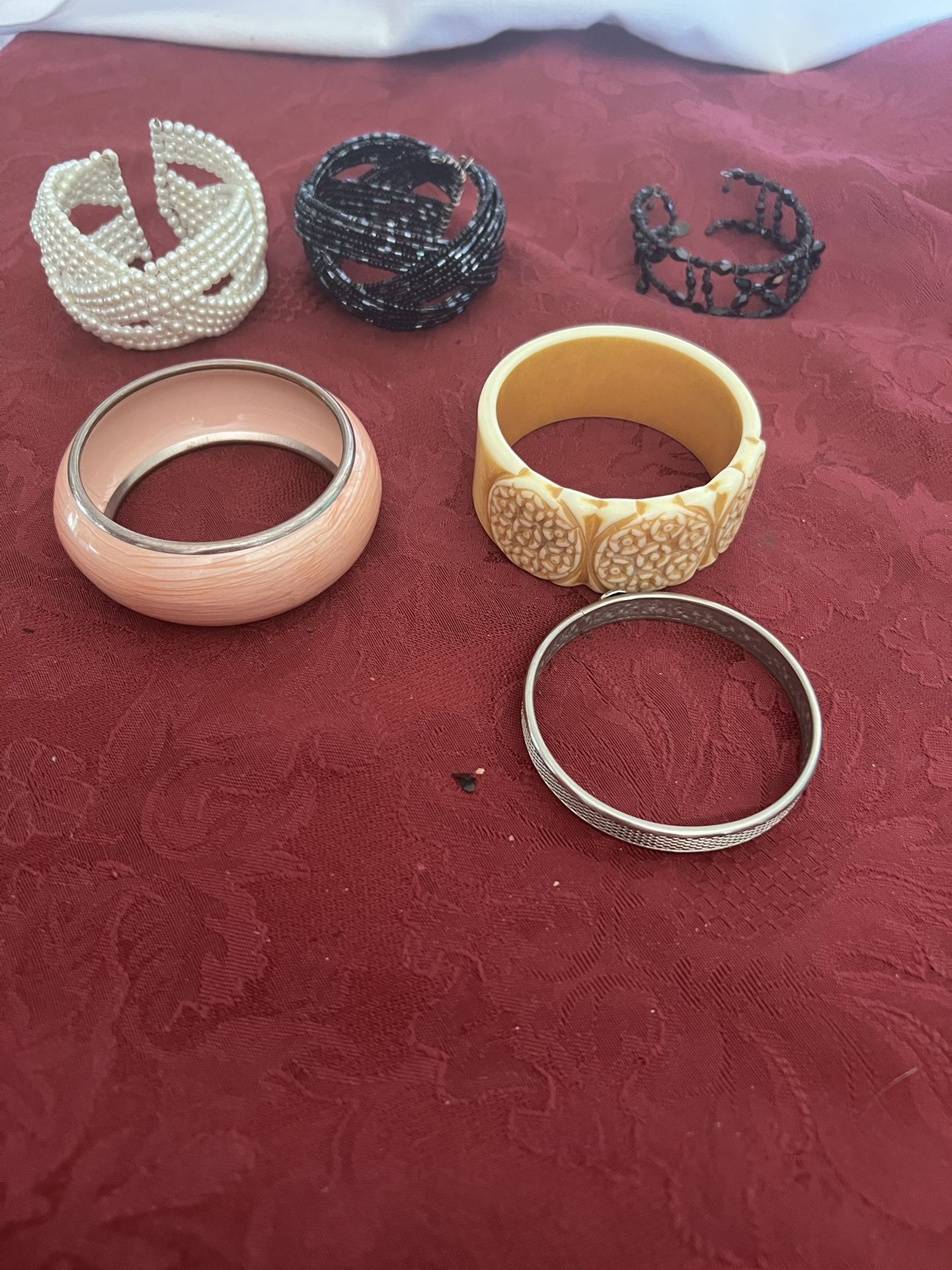 Lot Of 8. VINTAGE JEWELRY BIG GAUDY BAKELITE?? 6 Bracelets 2 Necklace