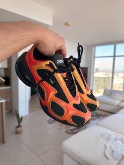 Nike sneakers (brand new run small