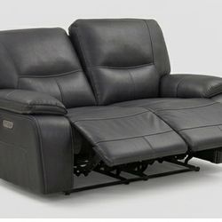 $499- Premium Black Power Reclining Loveseat with USB Port (Like New)