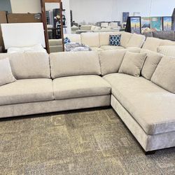Thomasville Walsen Sectional with Storage Ottoman