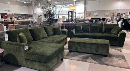 💞OM 💞  Brand New Living Room Sectional with Chaise
