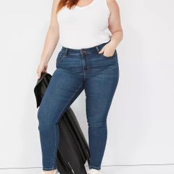 New Size 28M- W39-L28 Signature Levi Strauss 