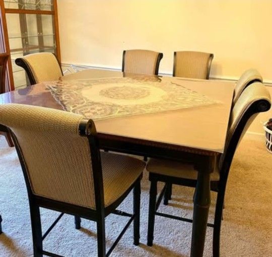 Dining Room With 6 Chairs. Great For A Project