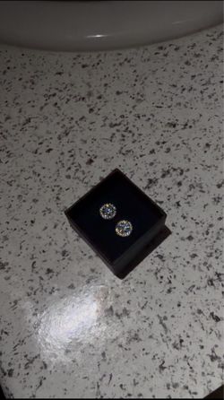 VVS1 Moissanite Halo Earring