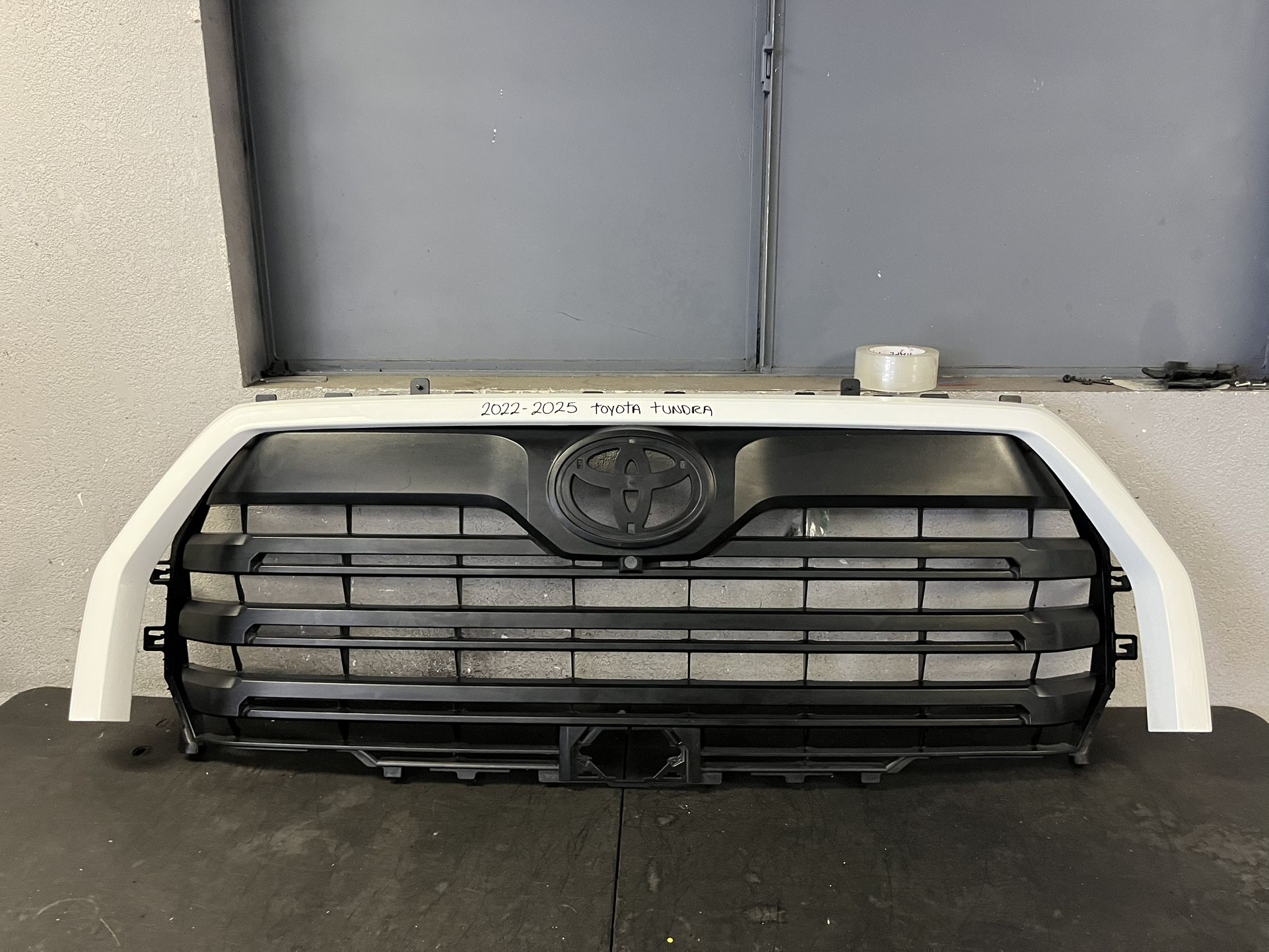 2022-2023-2024-2025 TOYOTA TUNDRA GRILL OEM USED