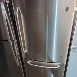GE 22CU Ft Apartment Size Stainless Steel Bottom Freezer Refrigerator With Ice Maker 🧊  30x27x67