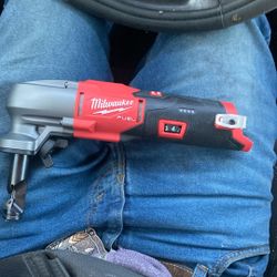 Milwaukee Fuel M12 Nibbler 