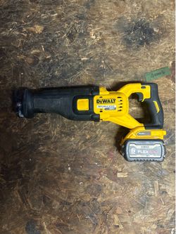 Cordless DeWalt Reciprocating Saw with a 20v/60v Flex volt battery