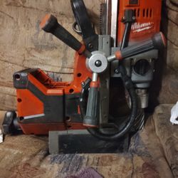 18 V Milwaukee Portable Magnet Drill Press 