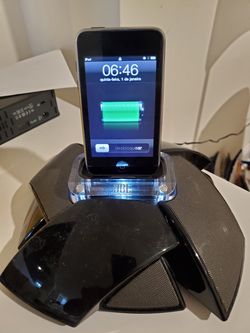 iPod Touch 16GB + JBL Speaker/Charging Dock