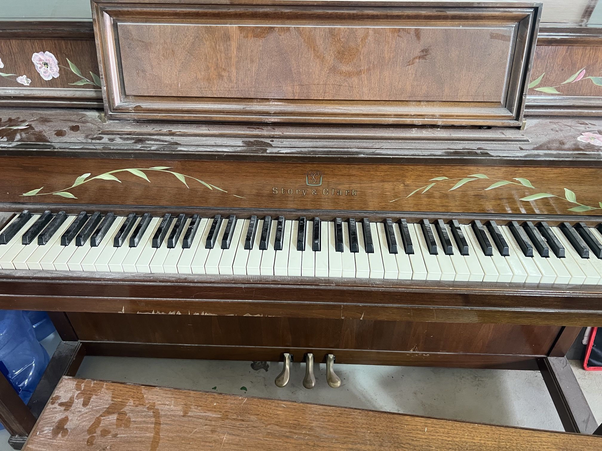 Piano w/bench