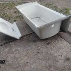 Bath Tub With The Three Walls 