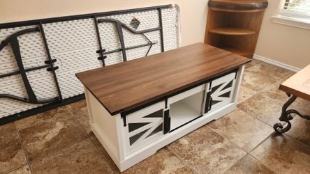 Coffee table with storage compartment