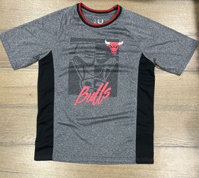 NBA Chicago Bulls Dwayne Wade 3 Crew Neck Shirt Men’s Medium Black, Red, Gray