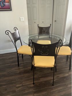 Dinette Set. Good condition