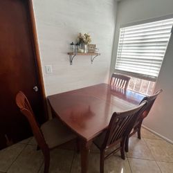 In good conditions rectangular wood dining table.
