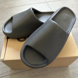 Yeezy slides Size 10