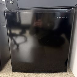 Insignia 1.7 Cu Mini Fridge 