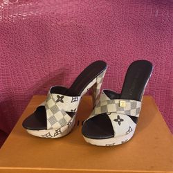 Louis Vuitton Woman Hells
