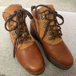 Bass Leather Hiking Boots - size 8