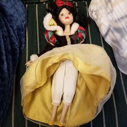 Snow white porcelain doll Collectors Edition