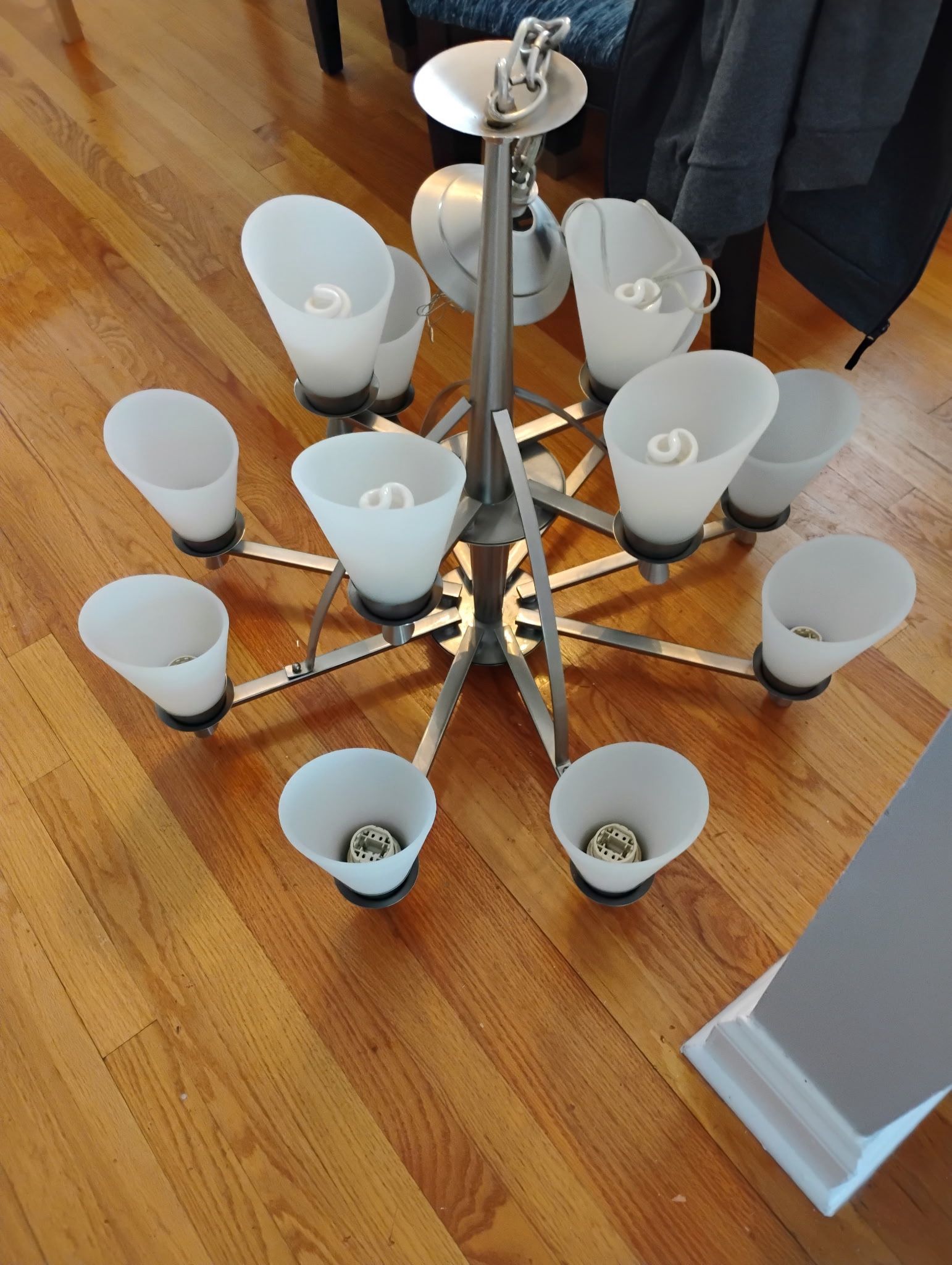 12 Porcelain Lights Chandelier 34 Wide 24”tall 8” Chain