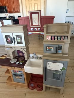 Toy kitchen