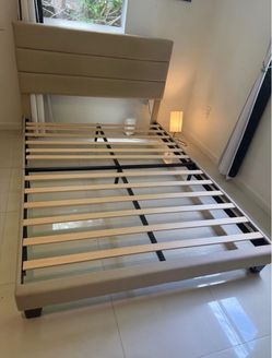 Queen size upholstered bedframe
