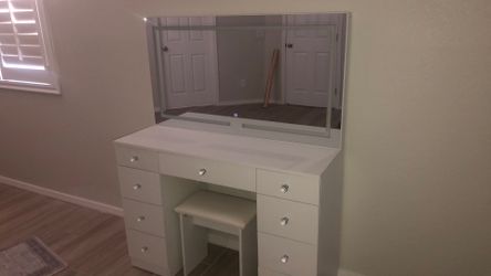 Glam white vanity Dressing table with mirror