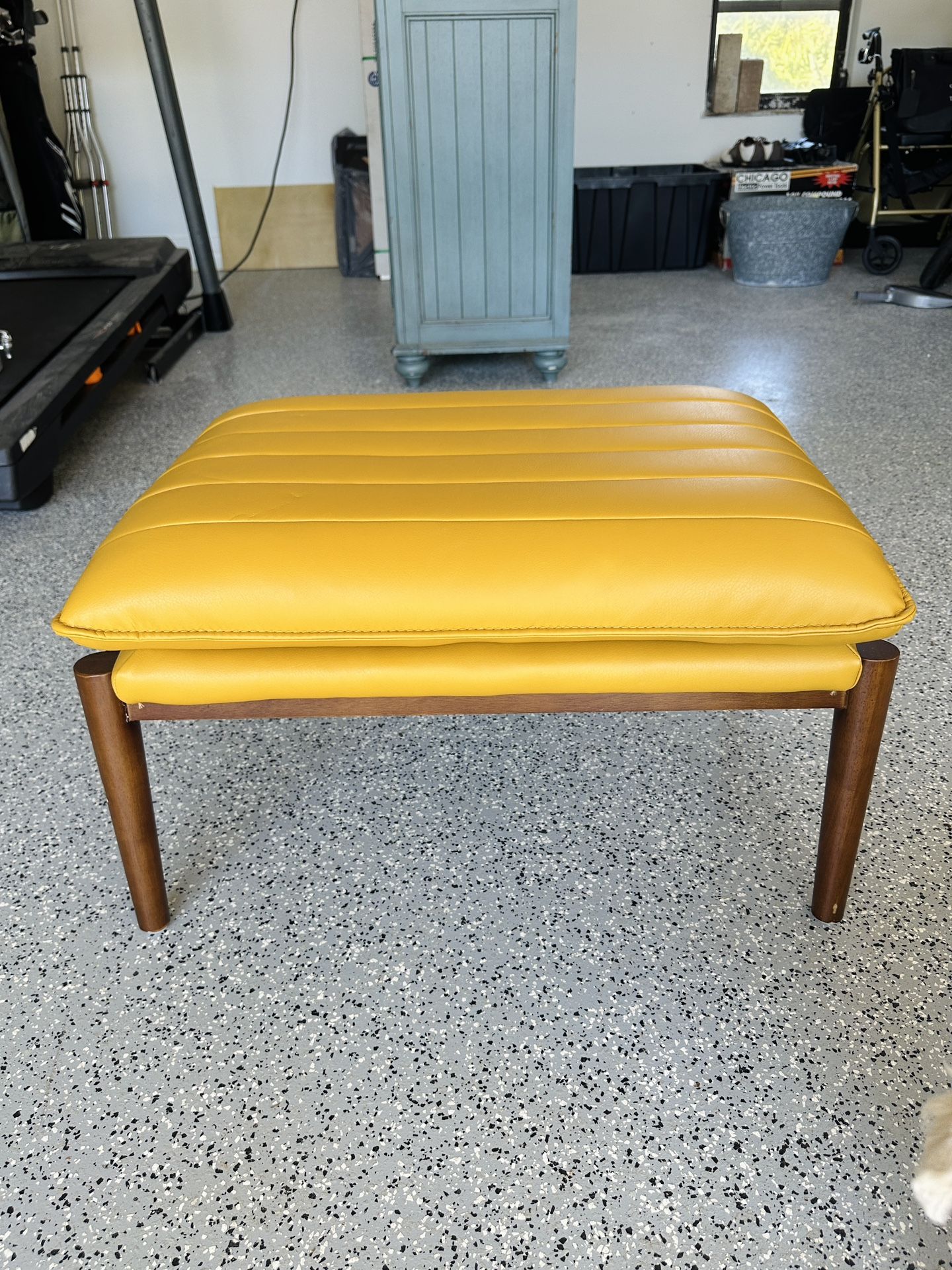 YELLOW STOOL/BENCH