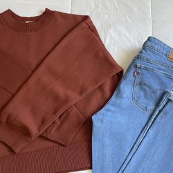 Womens Sweater And Levi’s Jeans 