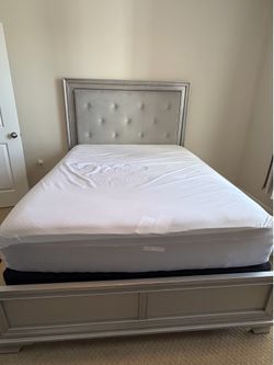 Queen LED Bed Frame with Tufted Headboard – Excellent Condition