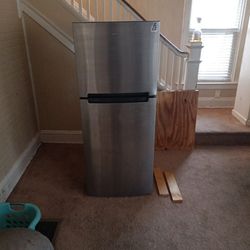 Whirlpool Apartment Refrigerator 