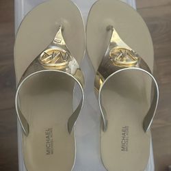 MICHAEL KHORS GOLD FLATS…. SZ 8