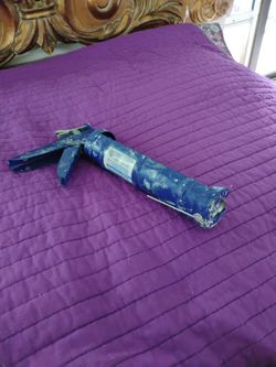 CAULKING GUN
