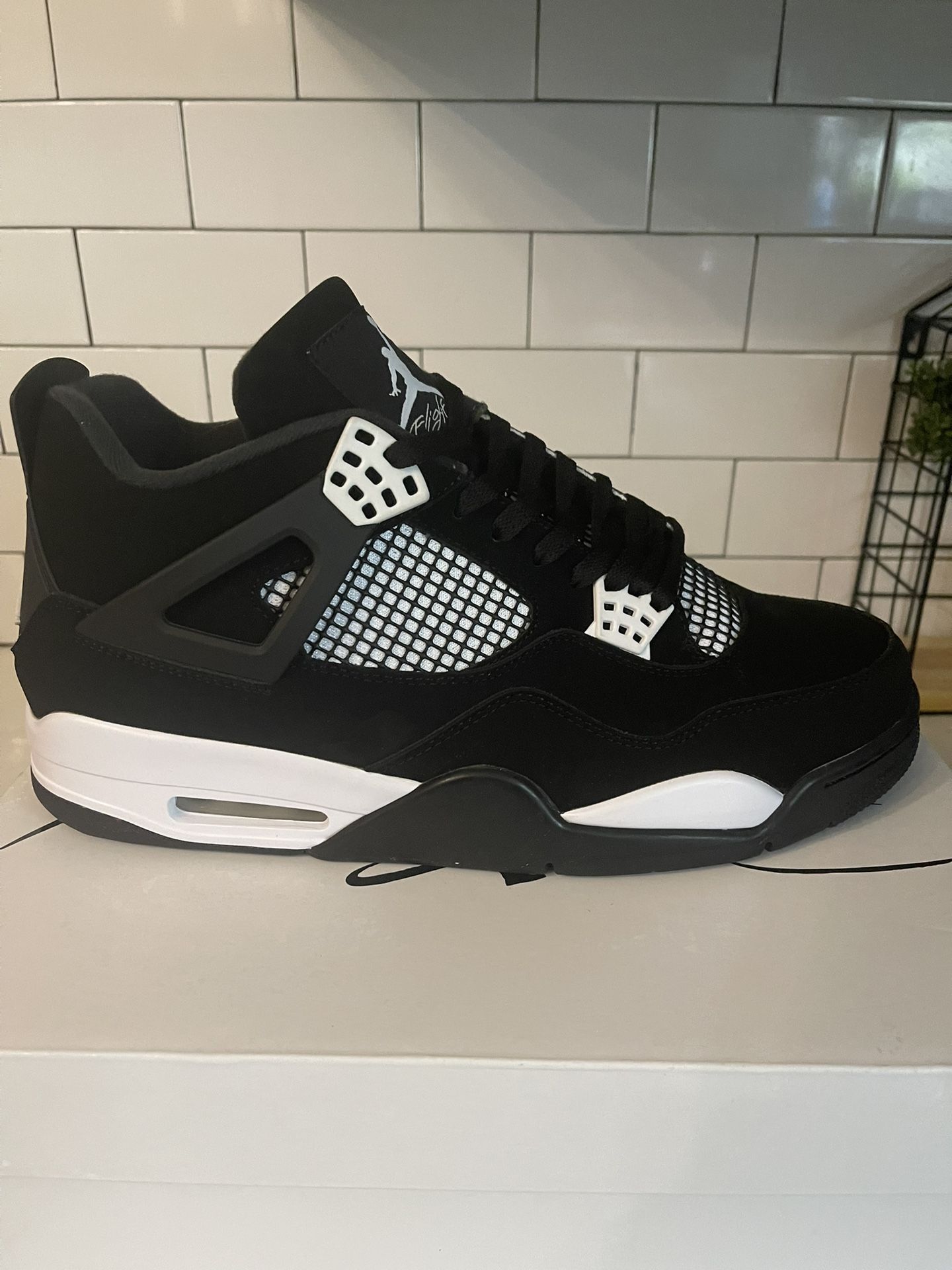Men’s Jordan Retro 4 White Thunder Size 13.