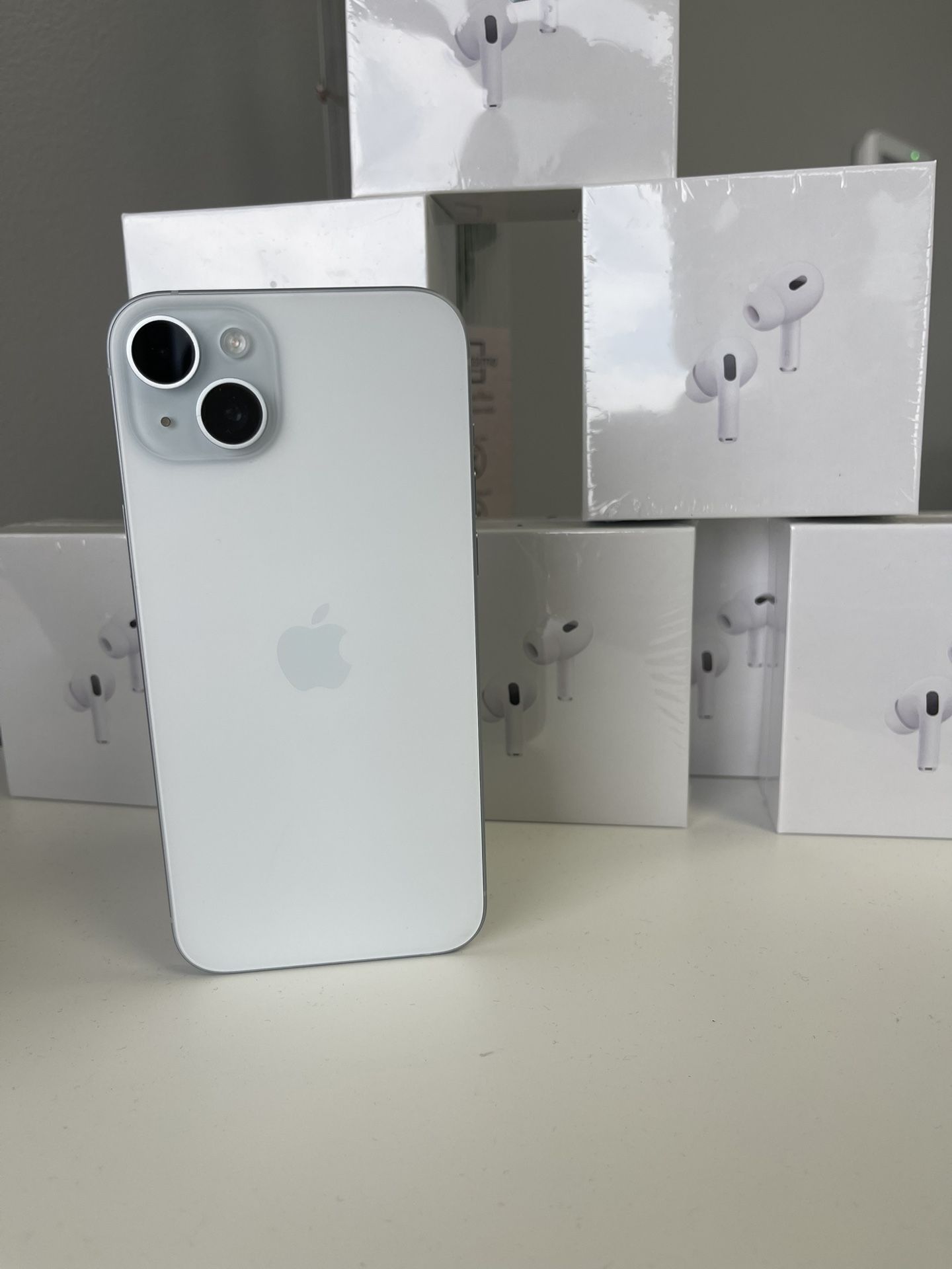 FREE GENERIC AIRPODS, Iphone 15 Plus, Unlocked, 128 gb, Black and Blue, excellent condition, with warranty, Good BH%, $650