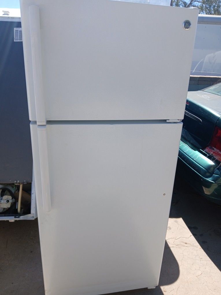 GE REFRIGERATOR. Work Great