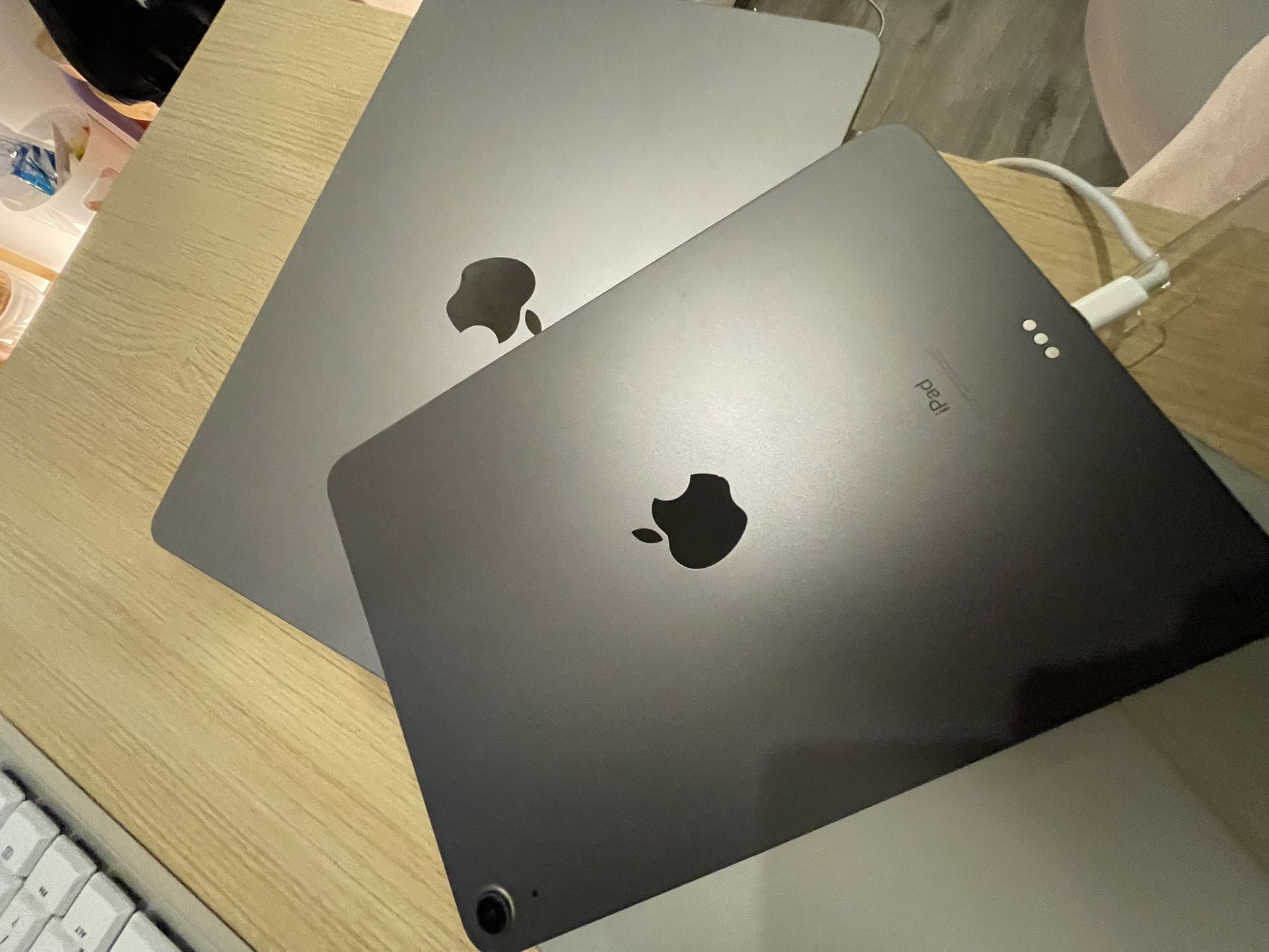 2022 MacBook Air M2 Silicon Chip 8GB RAM/ 256GB SSD Storage Space Grey & 2021  iPad Air (4th Generation) 128GB In Space Grey BUNDLE