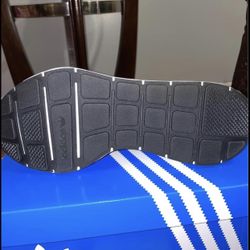 Adidas(Size 81/2)