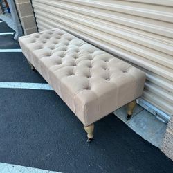 Upholstered Bench On Wheels / Banca Con Llantas 