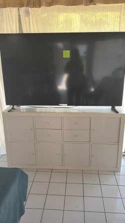 White drawer w lots of storage